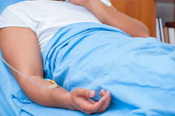 Mujer médico examinando paciente masculino en el hospital — Foto de Stock