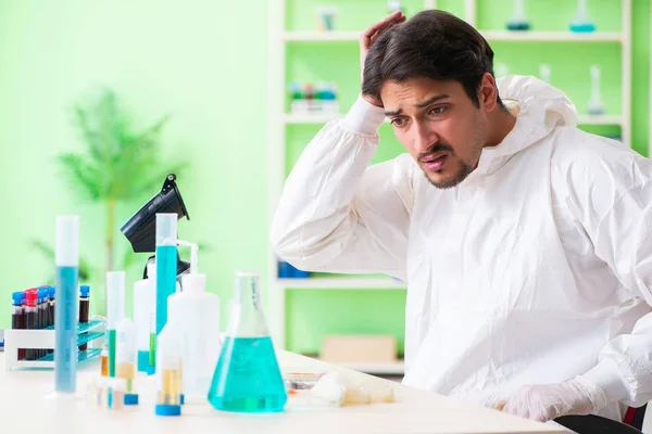 Químico trabalhando no laboratório em nova experiência — Fotografia de Stock