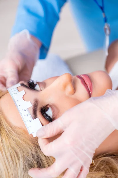 Žena oftalmoložka kontroluje pacientku v očním lékařství — Stock fotografie