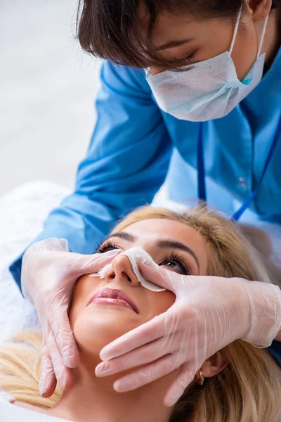 Žena se připravuje na plastickou operaci — Stock fotografie