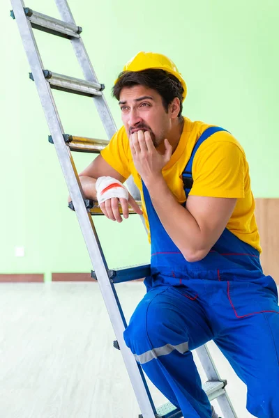 Trabajador lesionado en el lugar de trabajo —  Fotos de Stock