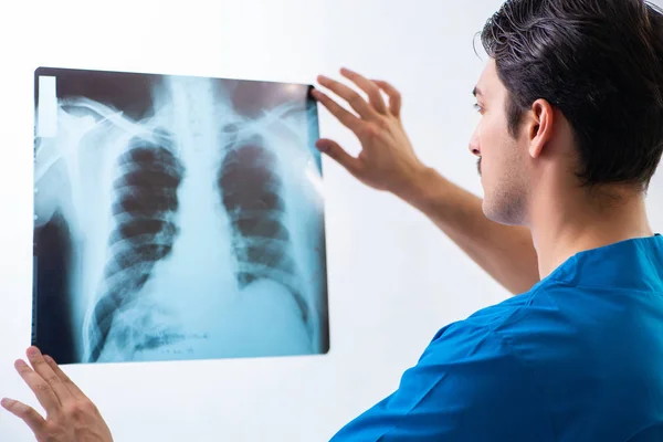 Jovem médico bonito radiologista que trabalha no hospital — Fotografia de Stock