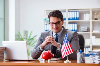 Ofisinde Amerikan bayrağı taşıyan bir iş adamı
