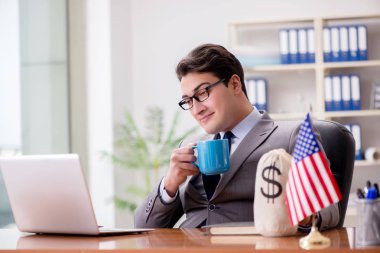 Ofisinde Amerikan bayrağı taşıyan bir iş adamı