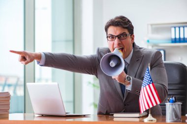 Ofisinde Amerikan bayrağı taşıyan bir iş adamı