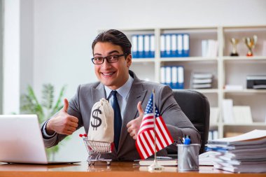 Ofisinde Amerikan bayrağı taşıyan bir iş adamı