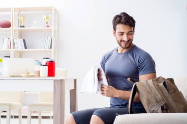 Genç adam spor için hazırlanıyor.