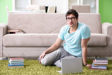 Evde üniversite sınavlarına hazırlanan öğrenci