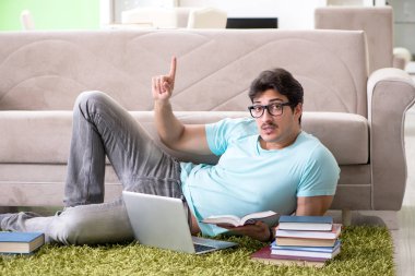 Evde üniversite sınavlarına hazırlanan öğrenci