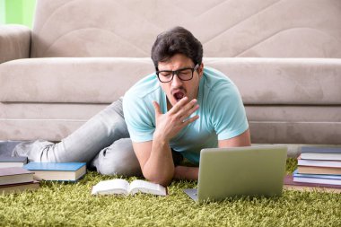 Evde üniversite sınavlarına hazırlanan öğrenci