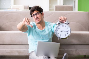 Evde üniversite sınavlarına hazırlanan öğrenci yöneticiler