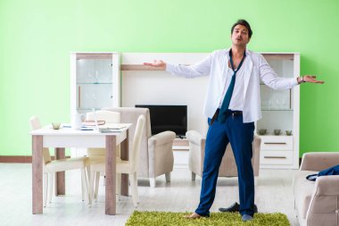 Adam giyinip işe geç kalıyor.