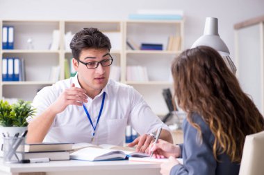 Satış yardımcısı müşteriyle işlemi tartışıyor