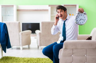 Adam giyinip işe geç kalıyor.