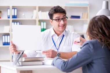 Satış yardımcısı müşteriyle işlemi tartışıyor