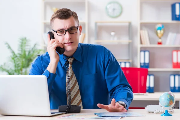 Ung anställd förbereder sig för semester resa — Stockfoto