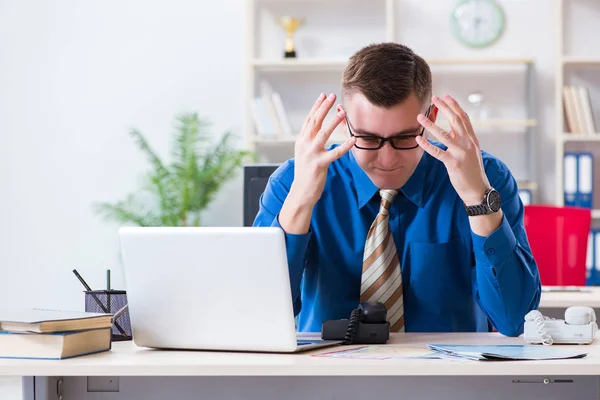 Jeune homme d'affaires employé travaillant au bureau au bureau — Photo