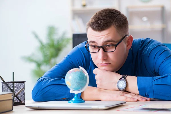 Jonge werknemer bereidt zich voor op vakantie — Stockfoto