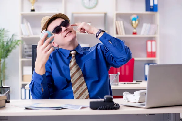 Joven empleado preparándose para el viaje de vacaciones — Foto de Stock