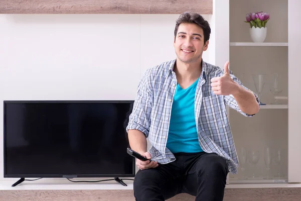 Young man watching tv at home — Stock Photo, Image