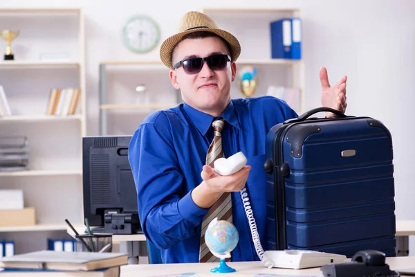 Joven empleado preparándose para el viaje de vacaciones —  Fotos de Stock