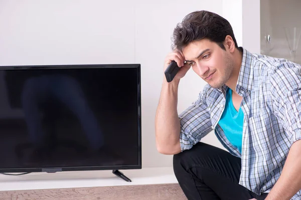 Hombre tratando de arreglar la televisión rota — Foto de Stock