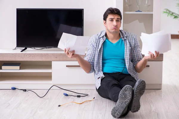 Homem tentando corrigir tv quebrado — Fotografia de Stock