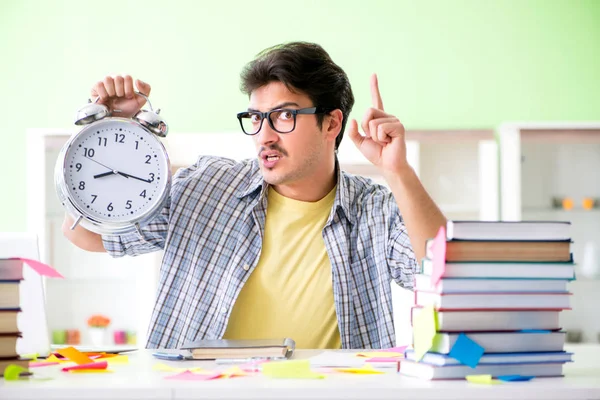 Estudiante preparándose para exámenes universitarios con muchos pri —  Fotos de Stock