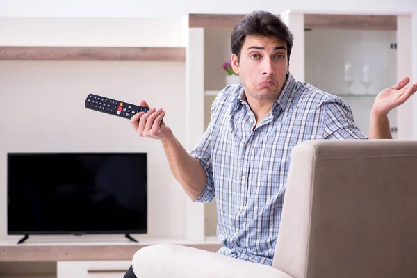 Man trying to fix broken tv — Stock Photo, Image