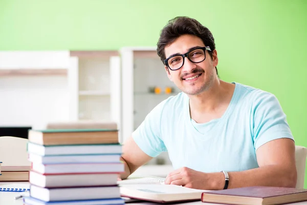 Estudiante preparándose para exámenes universitarios en casa — Foto de Stock