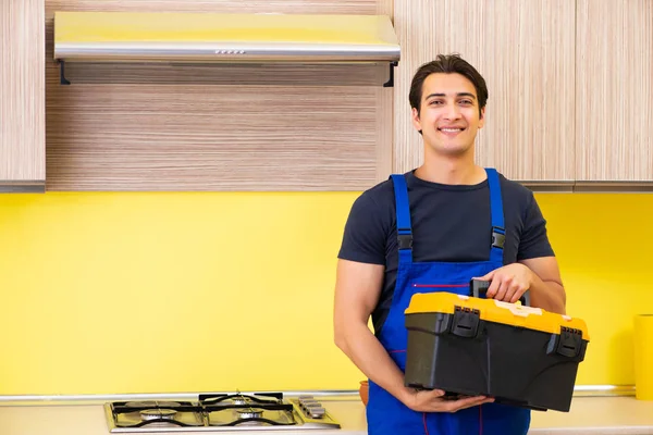 Junger Dienstleister montiert Küchenmöbel — Stockfoto