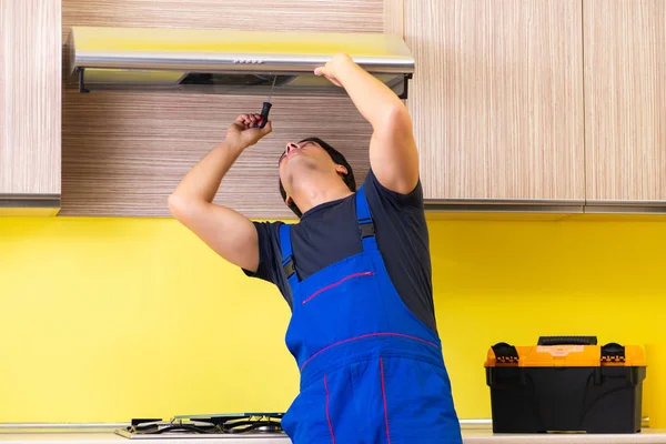 Joven contratista de servicio ensamblando muebles de cocina —  Fotos de Stock