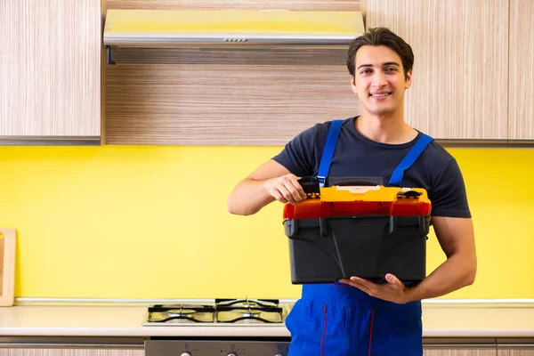 Giovane imprenditore di servizio assemblaggio mobili da cucina — Foto Stock