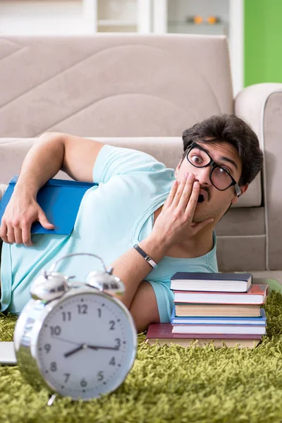 Student bereitet sich zu Hause rechtzeitig auf Uni-Prüfungen vor — Stockfoto