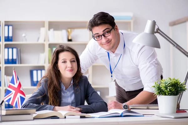 Leraar legt uit aan student op taaltraining — Stockfoto