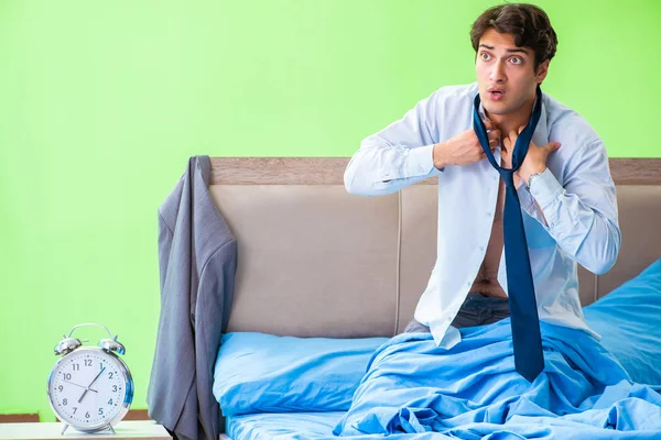 Employee in the bedroom being late for his job in time managemen — Stock Photo, Image