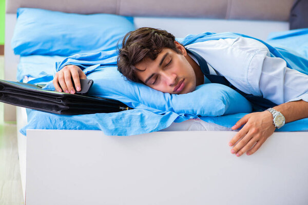 Работник в спальне опаздывает на работу 