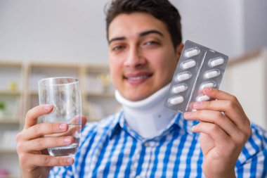 Genç adam evinde boyundan yaralanmış.