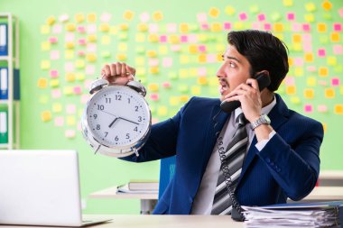 Zaman yönetiminde çelişkili önceliklere sahip bir iş adamı 