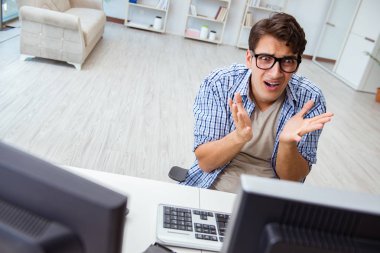 Genç tüccar ekranlarda piyasaları izliyor