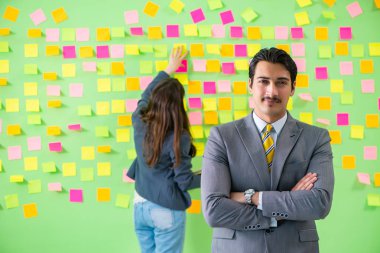 İş arkadaşları gelecekteki öncelikleri tartışıyor