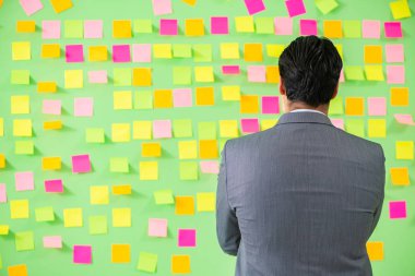 Birçok iş önceliği olan bir iş adamı.