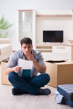 İşsiz bir adam haciz mektubu alıyor.