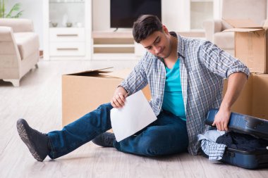 İşsiz bir adam haciz mektubu alıyor.