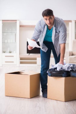 İşsiz bir adam haciz mektubu alıyor.