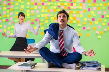 Ofiste birçok çelişkili öncelikleri olan kadın ve erkek var. 