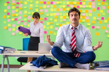 Ofiste birçok çelişkili öncelikleri olan kadın ve erkek var. 