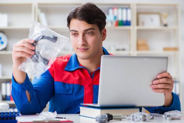 Proje üzerinde çalışan üniformalı bir işçi