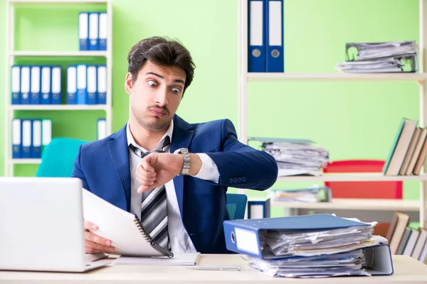 Affärsman missnöjd med överdrivet arbete sittande på kontoret — Stockfoto