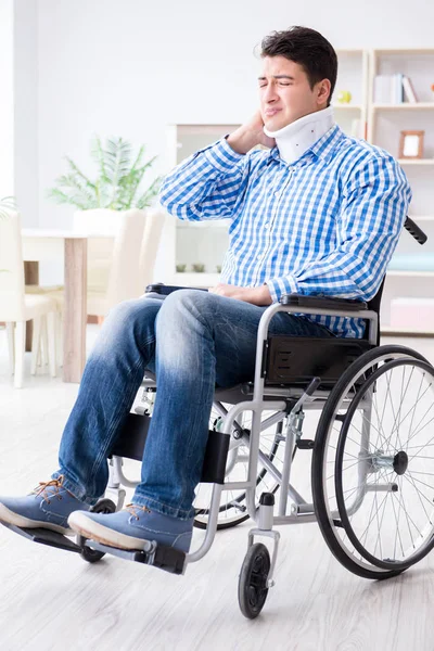 Junger Mann im Rollstuhl zu Hause verletzt — Stockfoto